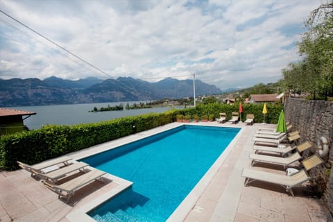 Day, Pool view