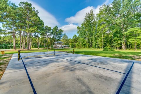 Higden Studio with Shared Patio, Yard Games, Grills! Apartamento in Greers Ferry Lake