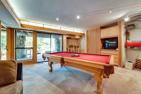 Expansive Tahoe Donner House with Hot Tub! Maison in Truckee