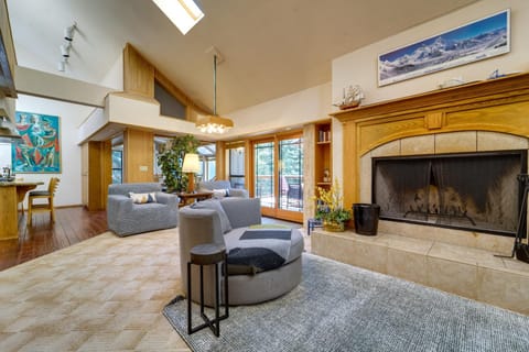 Expansive Tahoe Donner House with Hot Tub! Maison in Truckee