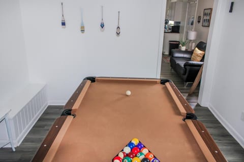 Billiard, Game Room