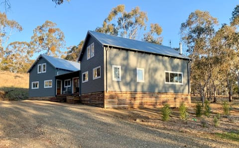 Summit House Armidale - 2 or 4 Bedrooms House in Armidale