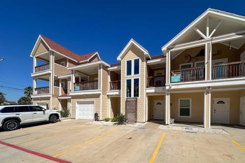 BC303 Beachilicious: 4BD, 3.5BA, Shared Heated Pool, Golf Cart Accessible, Parking for 2, No Pets House in Port Aransas