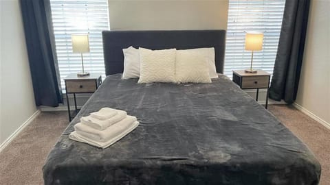 Bed, Bedroom, towels