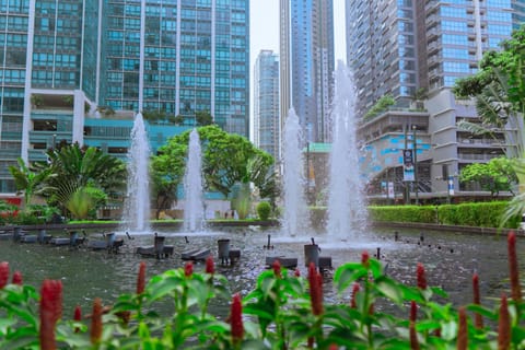 Uptown Parksuites 1BR with Wi-Fi, Free Netflix, Washer & Pool View Apartment hotel in Makati