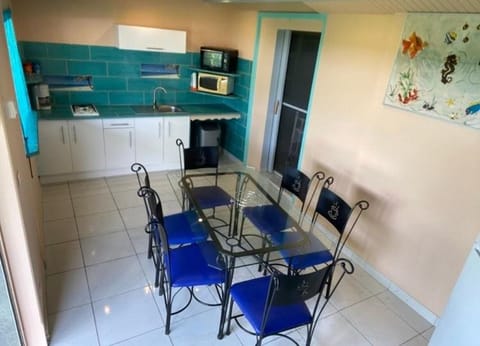 Kitchen or kitchenette, Dining area, minibar, pet friendly