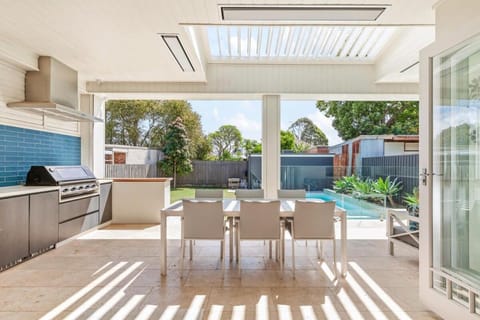 Impeccably Chic 4-Bed Home with Spa & Pool Casa in Marrickville