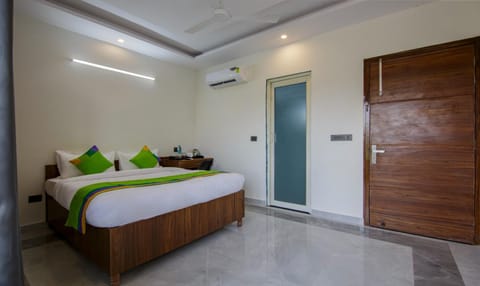 Hotel Grand Vista Bed and Breakfast in Noida