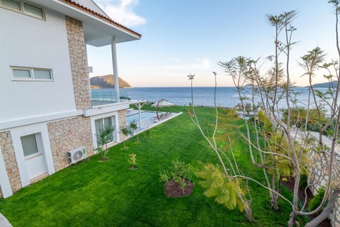 Property building, Spring, Day, Natural landscape, Garden, Garden view, Mountain view, Sea view