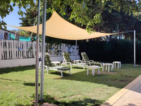 Chalet con piscina privada y Barbacoa House in Jerez de la Frontera