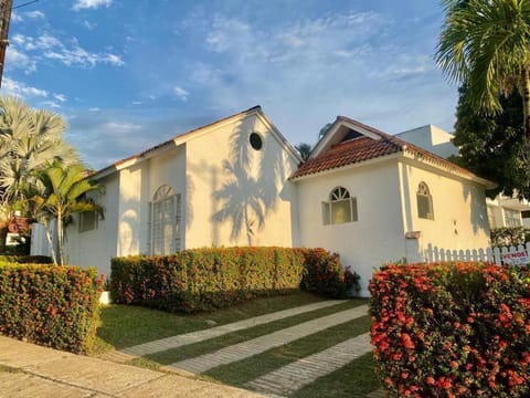 Casa en Melgar condominio la hacienda CON PISCINA House in Melgar