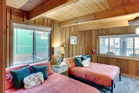 Dog-Friendly Big Bear Cabin with Balcony and Fireplace House in Big Bear