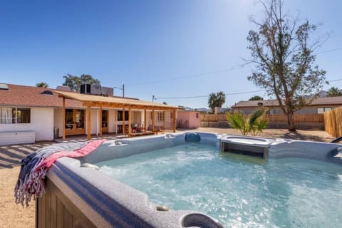 Casa de la Muxer - 940s Adobe - Hot Tub - Cowboy Pool House in Twentynine Palms