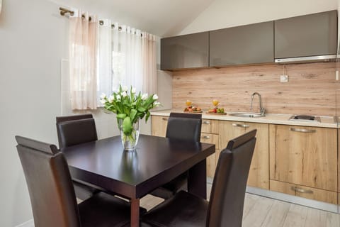 Kitchen or kitchenette, Dining area