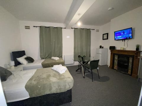 Cosy 3BD Guesthouse w/ Private Bathrooms Bed and Breakfast in Northampton