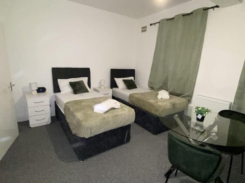 Cosy 3BD Guesthouse w/ Private Bathrooms Bed and Breakfast in Northampton