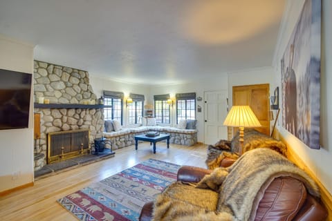 Idyllic Big Bear Retreat Hot Tub and Fireplace Maison in Big Bear