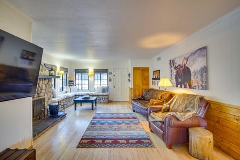 Idyllic Big Bear Retreat Hot Tub and Fireplace Haus in Big Bear