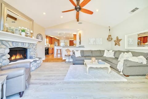 Luxury beach home one block from ocean with spa, WiFi, & gorgeous outdoor space House in Sunset Cliffs