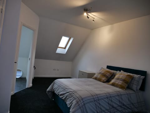 Spacious 4 Bed House, Sleep 8 Short & Long Stay, Free Parking ,5min Drive from Man City Stadium Apartamento in Manchester