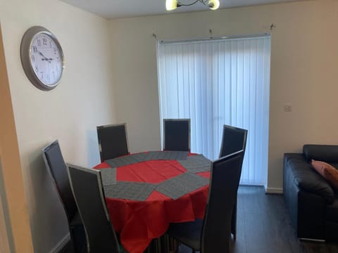 Spacious 4 Bed House, Sleep 8 Short & Long Stay, Free Parking ,5min Drive from Man City Stadium Appartement in Manchester