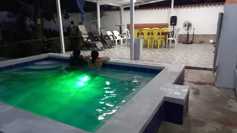 Casa vacacional con Jacuzzi privado y BBQ House in Carmen Apicala