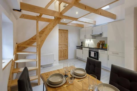 Kitchen or kitchenette, Living room, Seating area, Dining area