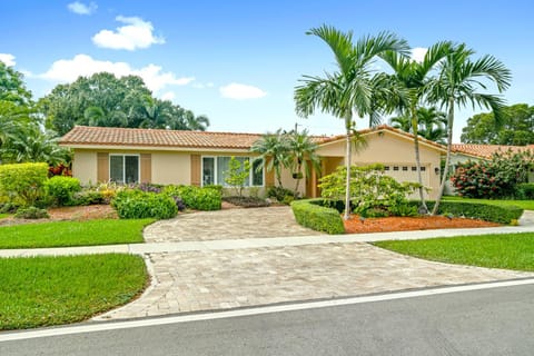 Spacious 4BR/3BA pool home, stylishly decorated Casa in Plantation