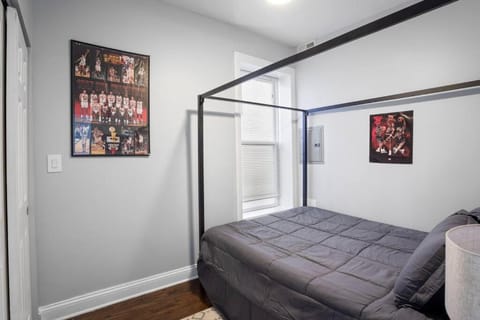 Game Day Getaway - 3BR in Vibrant Wrigleyville Apartment in Wrigleyville