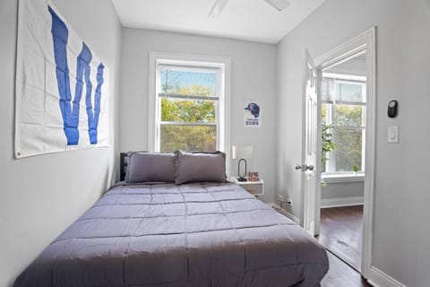 Game Day Getaway - 3BR in Vibrant Wrigleyville Apartment in Wrigleyville