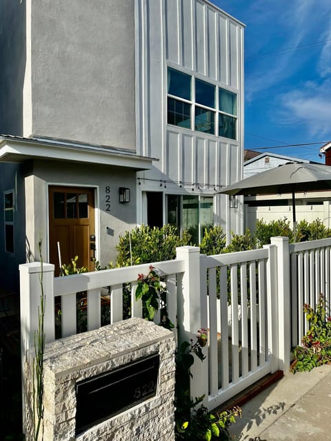 Location, location, location! 10 steps to the beach House in Mission Beach