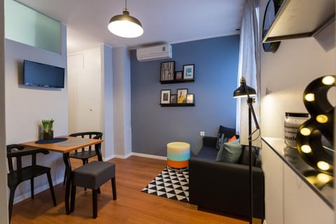 TV and multimedia, Seating area, Dining area