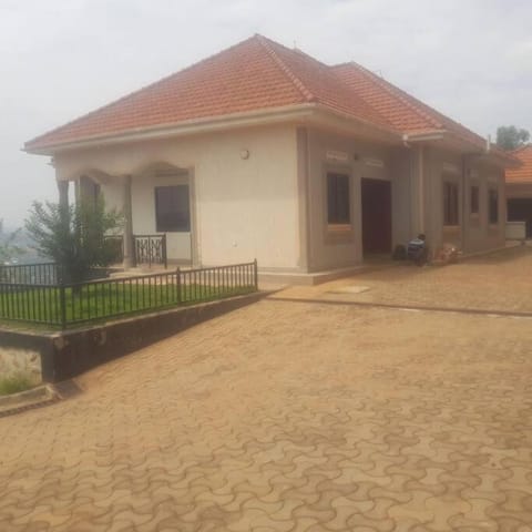 Cheerful 3 Bedroom house with ample parking space. Haus in Kampala