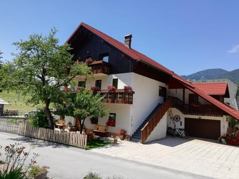 View (from property/room), Balcony/Terrace, City view, Mountain view, Quiet street view