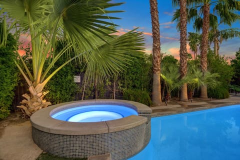 Ultra-Luxury Mid-Century Alexander Pool 3BD/3BATH House in Palm Springs