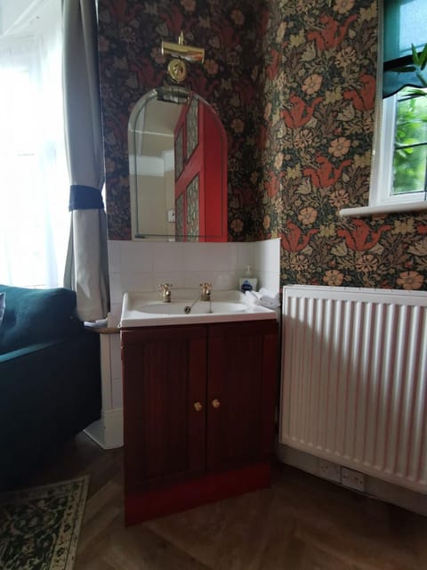 William Morris, Spacious ground floor lux double bedroom Übernachtung mit Frühstück in Bexhill