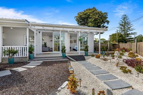 Escape to Kohi Cottage - Your Beachside Haven House in Auckland