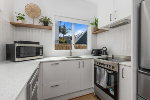 Escape to Kohi Cottage - Your Beachside Haven House in Auckland