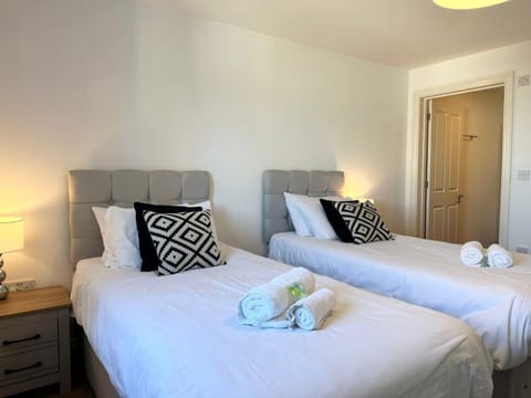 BEST PRICE! - HUGE 3 Bed 2 Bath City Centre Newly Refurbished Apartment, Up to 7 guests - FREE SECURE PARKING - SMART TV - SINGLES OR KING SIZE BEDS Apartment in Southampton