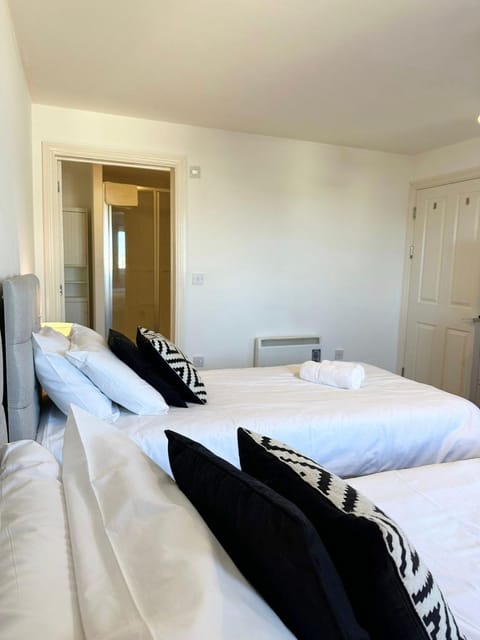 BEST PRICE! - HUGE 3 Bed 2 Bath City Centre Newly Refurbished Apartment, Up to 7 guests - FREE SECURE PARKING - SMART TV - SINGLES OR KING SIZE BEDS Apartment in Southampton