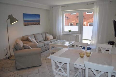 Living room, Photo of the whole room, Decorative detail, Seating area, Dining area