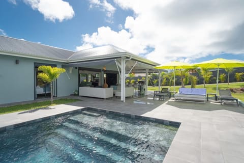 Patio, Garden view, Swimming pool, sunbed