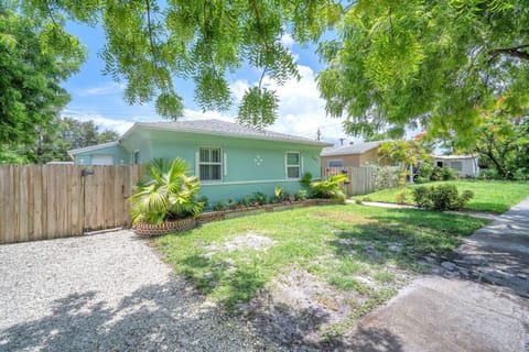 Bluewave Bungalow - #1 Charming & Comfortable 2 1 House in Dania Beach