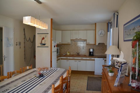 Property building, Kitchen or kitchenette, Living room