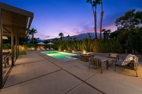 Stunning- Ultra Luxe Estate with 2 Casitas, Resort like Pool, Spa, Firepit & More House in Palm Springs