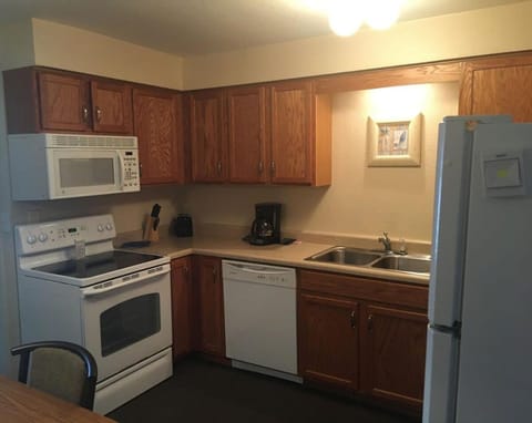 Condo with Heated Pool and Indoor Hot Tub and close to Grand Glaize Bridge at Lake Ozarks Eigentumswohnung in Osage Beach