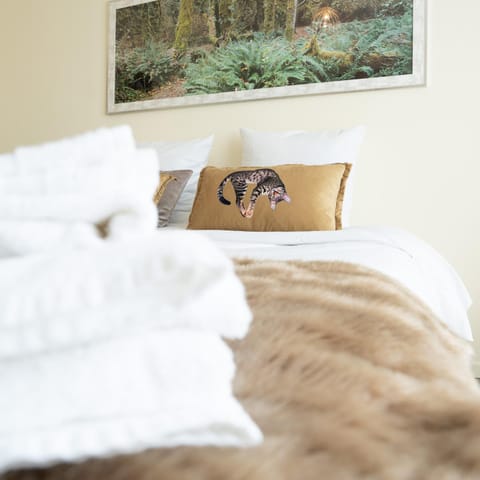 Bed, Bedroom, towels