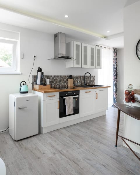 Coffee/tea facilities, Kitchen or kitchenette, oven, stove