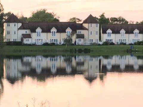 Waterside Lodge -New England Style House House in Cotswold District