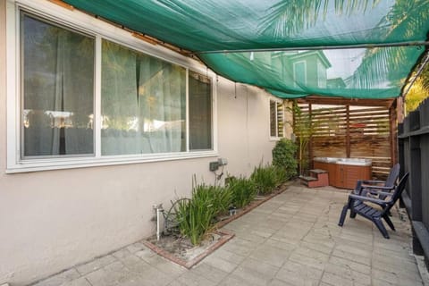 Cozy, home with hottub and patio House in Mission Bay